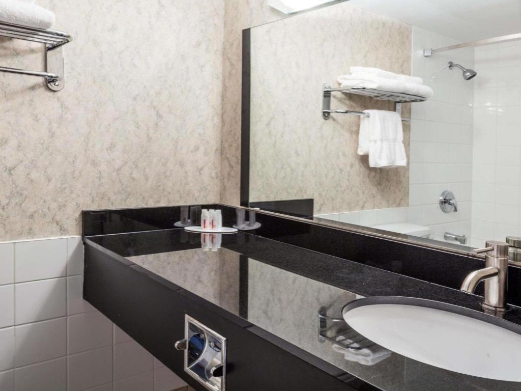 Ramada By Wyndham Timmins Hotel Kültér fotó